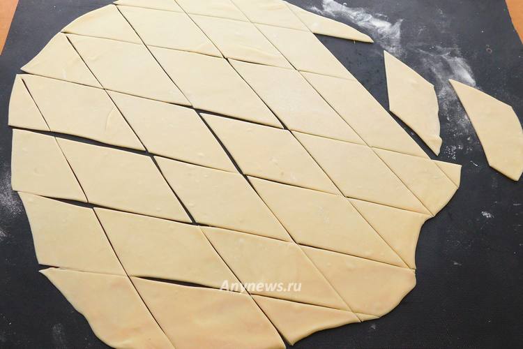 Разделить тесто на части и раскатать тонко