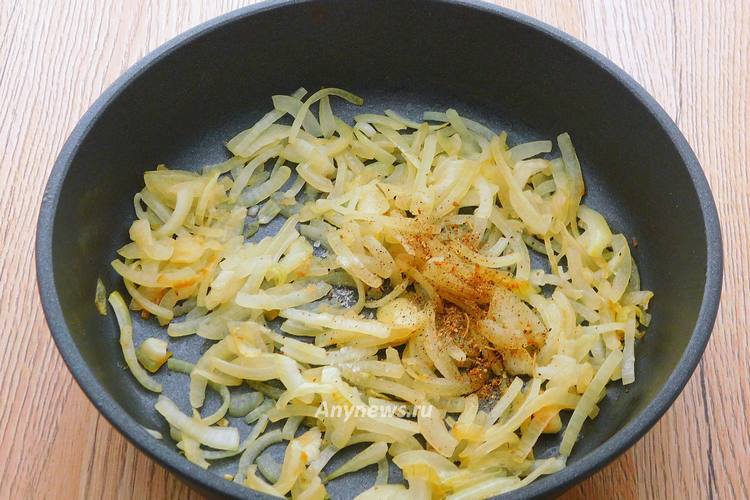 Лук измельчить и обжарить до прозрачности