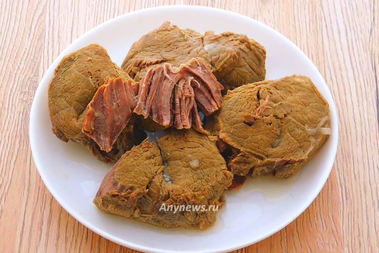 Говядину достать из кастрюли