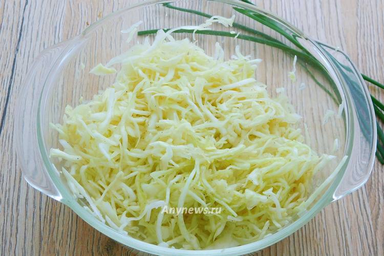 Перетереть и помять руками капусту