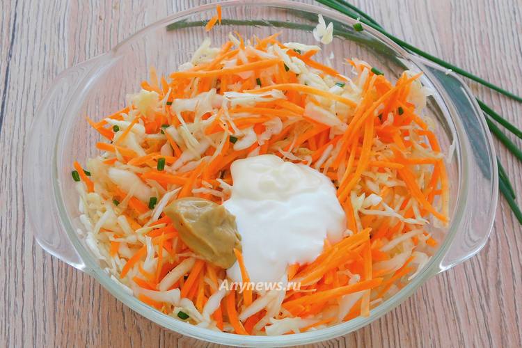 Выложить в салат майонез, сметану и горчицу