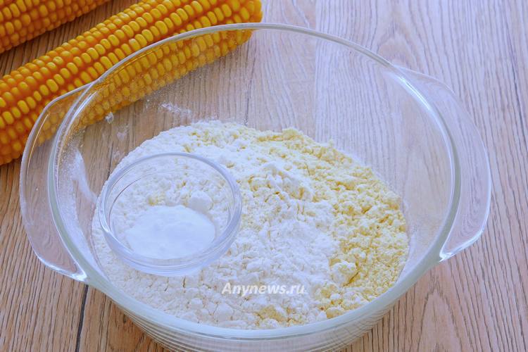 В миску просеять кукурузную и пшеничную муку