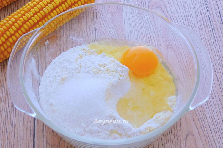 Разбить куриное яйцо, всыпать сахар