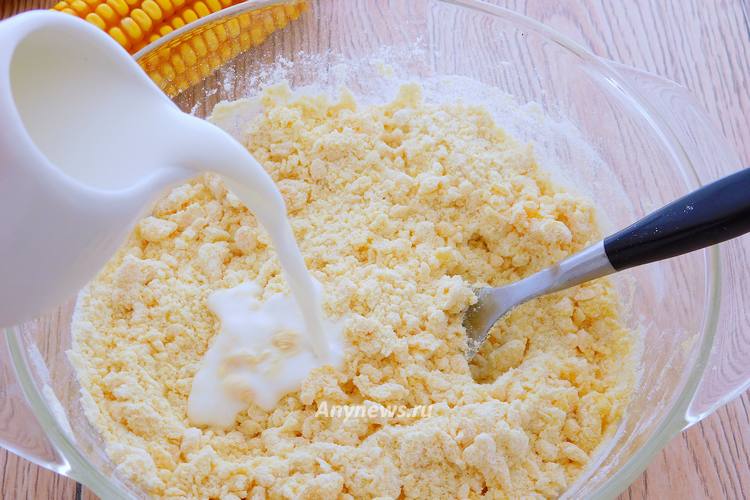 Растереть продукты вилкой и влить молоко