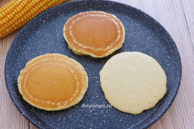 Жарить кукурузные панкейки по минуте на сторону