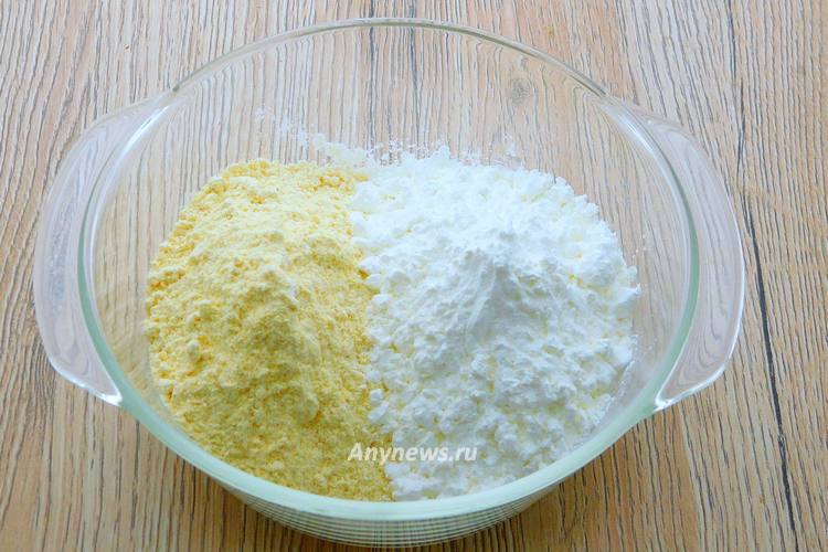 В миску всыпать кукурузную муку, крахмал