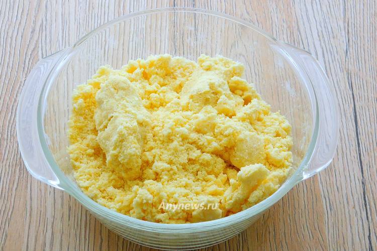 Замесить тесто для кукурузных печений