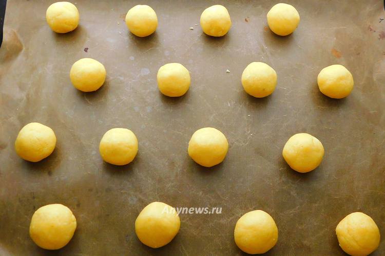 Руками скатать круглые заготовки печений