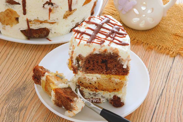 Торт из пряников с бананами и сметаной без выпечки на тарелке