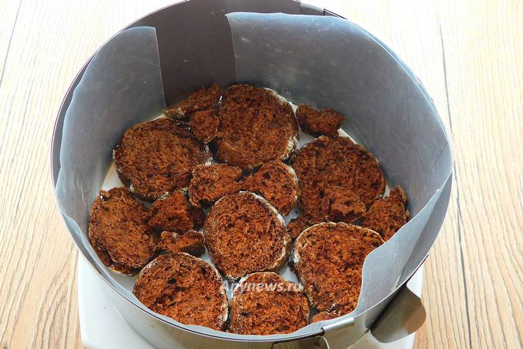 Пряники разрезать горизонтально пополам, уложить на дно формы