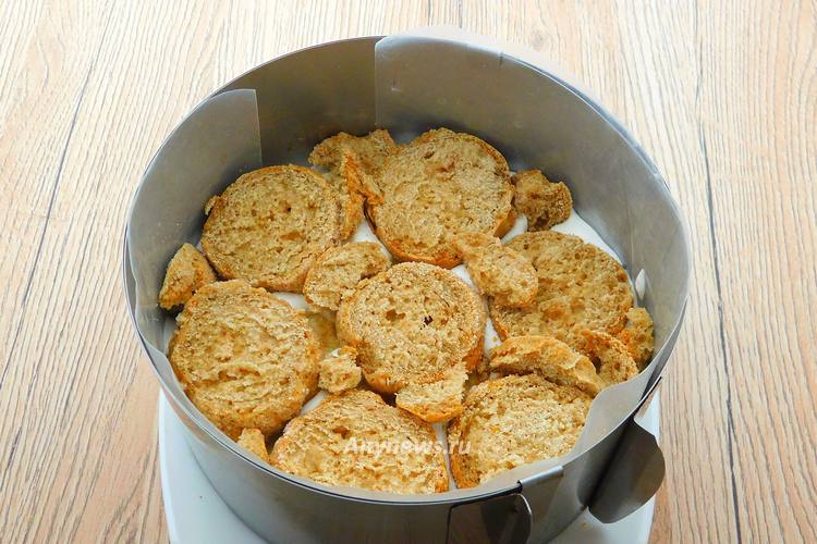 Выложить второй слой пряников на бананы