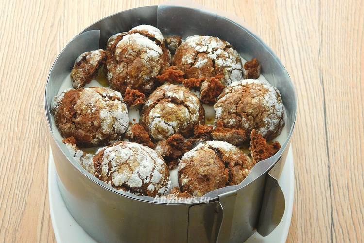 Собрать торт из пряников с бананами и сметаной