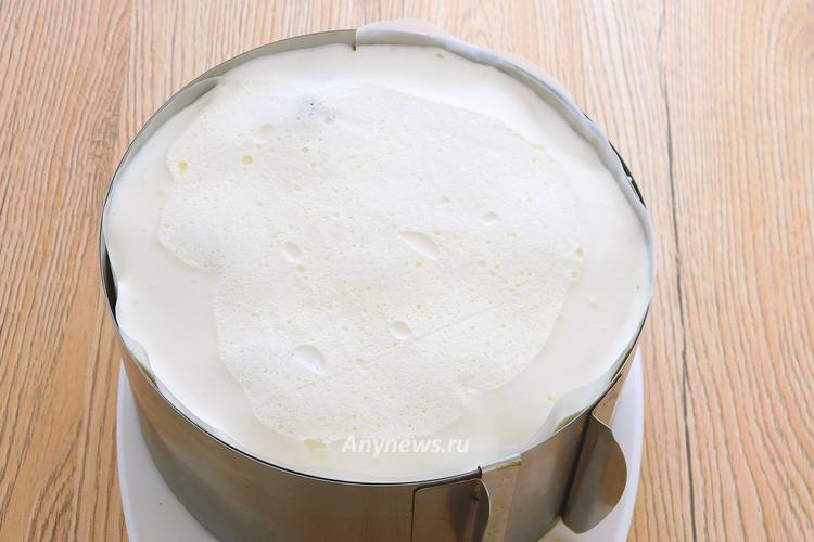 Сверху залить кремом и оставить на 24 часа пропитаться