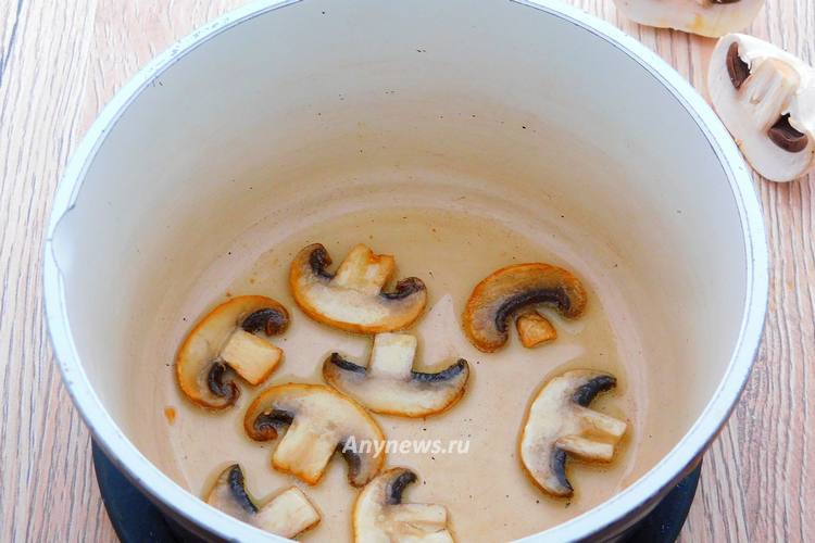 шампиньоны нарезать и обжарить на сковороде