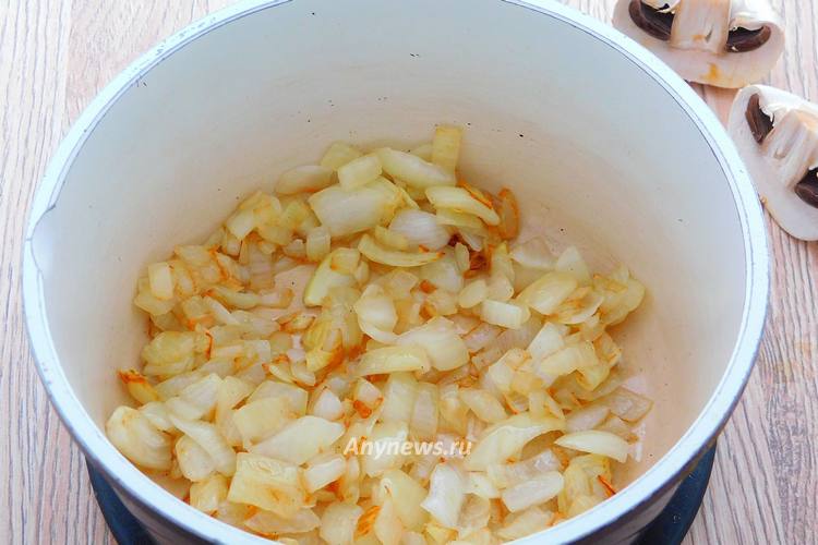 в масло выложить нарезанный лук, спассеровать