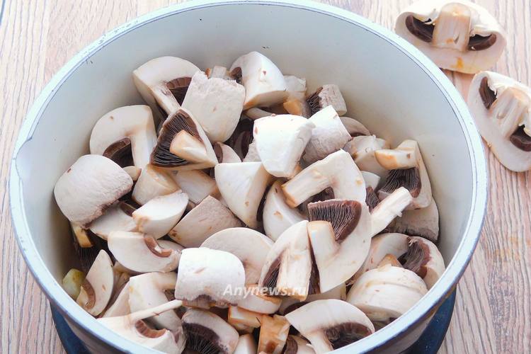 Шампиньоны почистить и выложить к луку