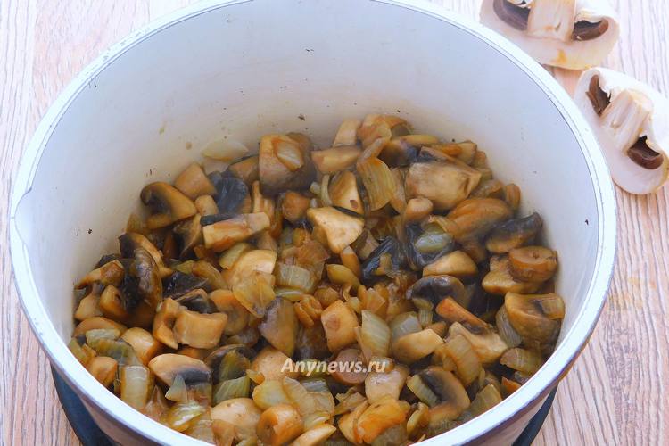 Продолжать готовить шампиньоны с чесноком