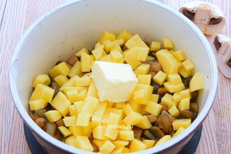 Добавить нарезанную мелкими кусочками картошку