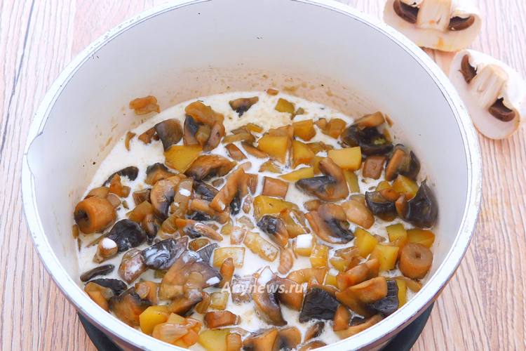 тушить картошку с грибами 7-10 минут, добавить сливки