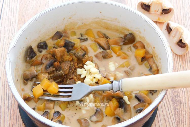 Посолить, приправить, ввести нарубленный чеснок