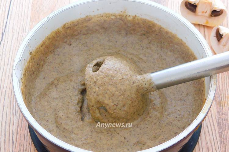 Блендером пробить крем-суп из шампиньонов со сливками