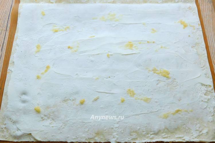 Половину листа лаваша смазать половиной творожного сыра