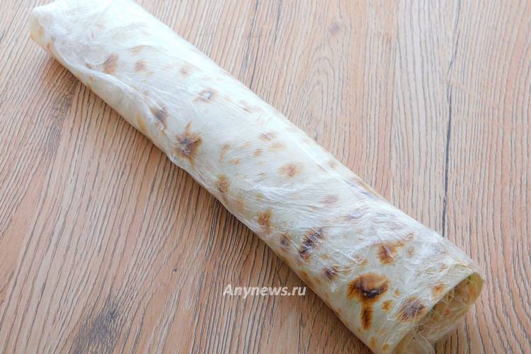 Свернуть плотный рулет из лаваша с крабовыми палочками и огурцом