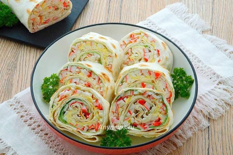 Закуска рулет из лаваша с крабовыми палочками и огурцом