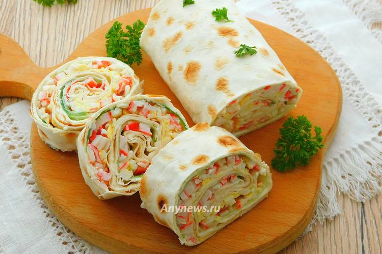 Рулет из лаваша с крабовыми палочками и огурцом - пошаговый рецепт