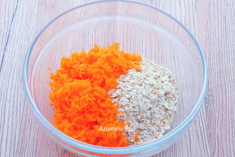 Морковь натереть на терке, всыпать овсяные хлопья