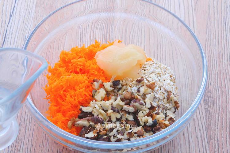 Добавить нарубленные орехи, мед и растительное масло