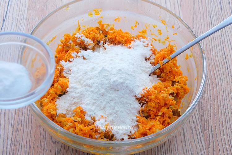 Всыпать пшеничную муку и разрыхлитель