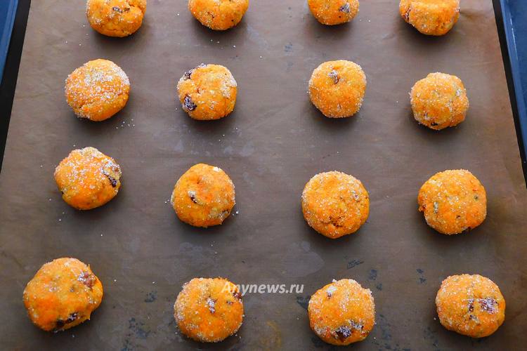 Овсяное печенье с морковью выложить на противень