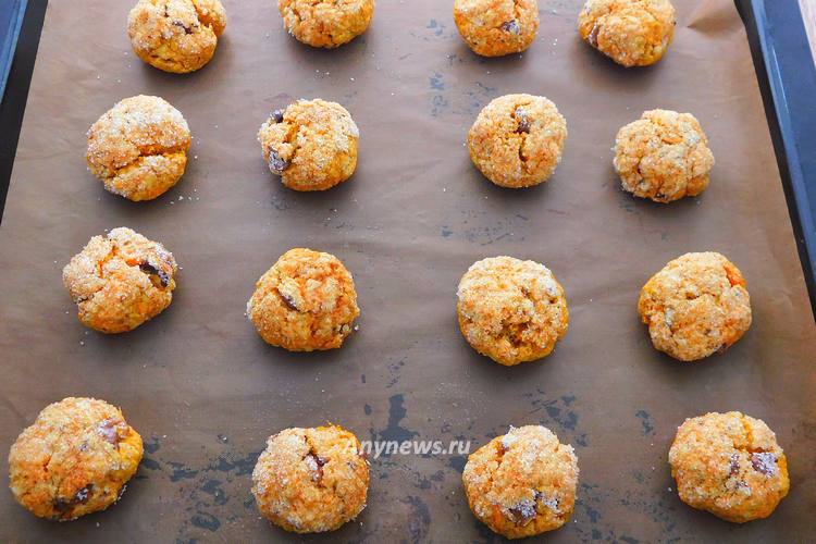 Выпекать овсяное печенье с морковью в духовке 15-20 минут