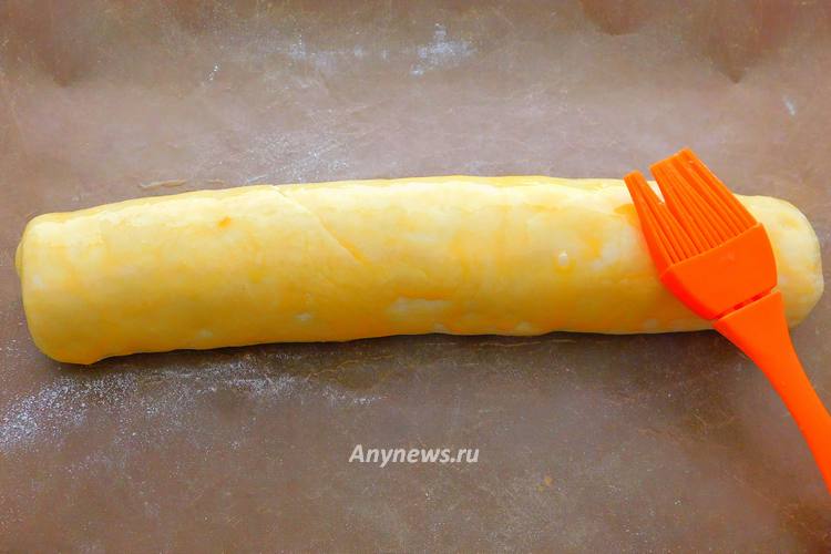 Смазать заготовку яичным желтком