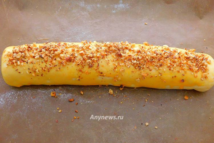 Украсить рулет измельченными орехами