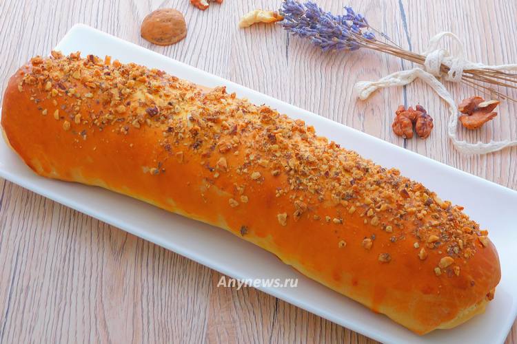 Выпекать рулет с орехами в духовке 20-25 минут
