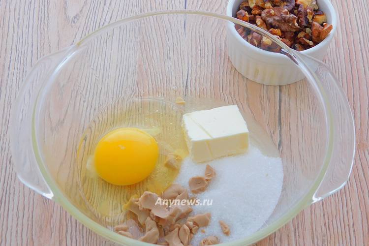 В миску всыпать сахар, соль, раскрошить дрожжи