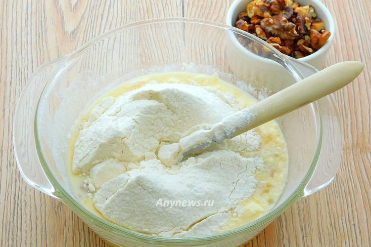 Влить теплое молоко, вмешать муку