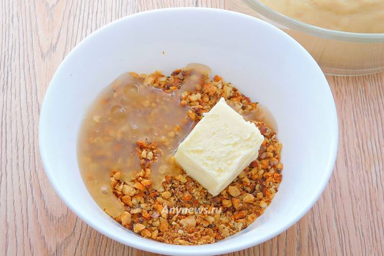 Грецкие орехи измельчить, добавить масло и мед