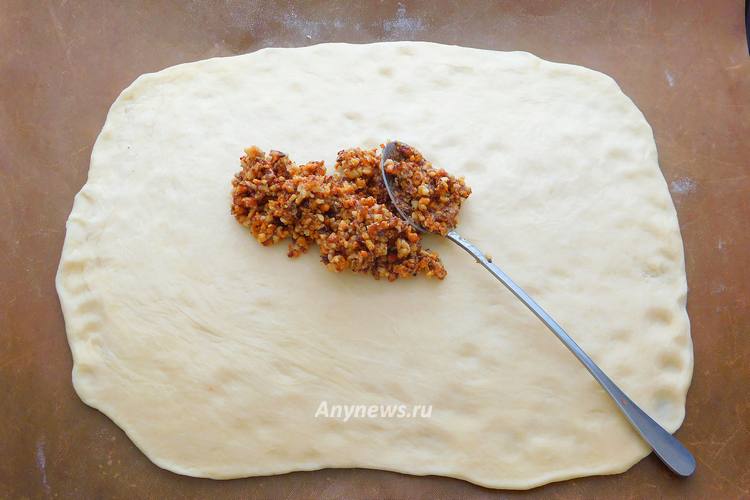 Тесто разделить на две части и раскатать