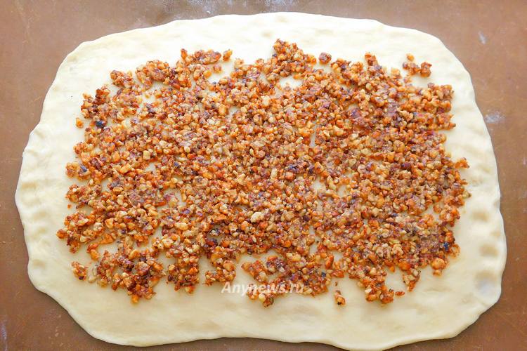 Распределить ровным слоем начинку