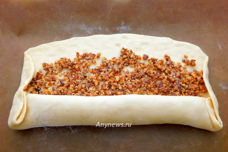 Свернуть рулет и оставить на расстойку