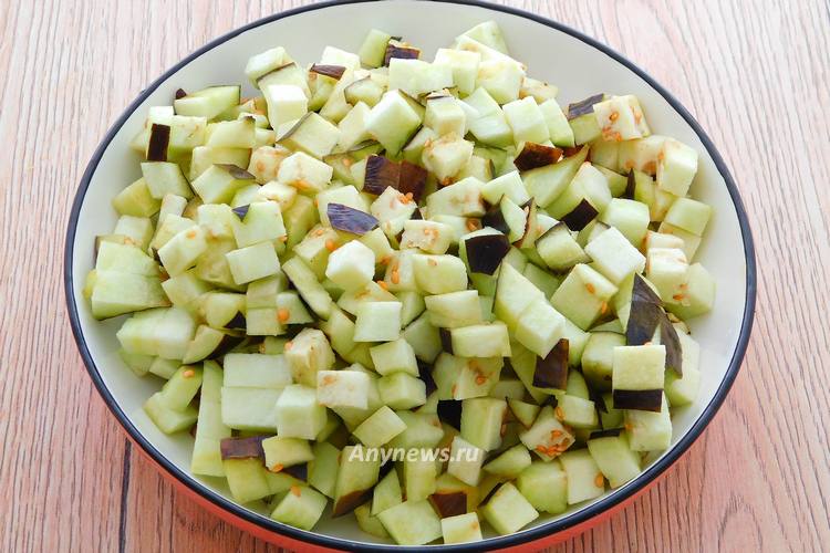 Баклажан нарезать мелкими кубиками