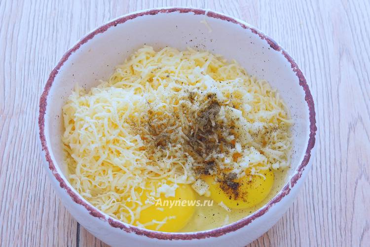 Для заливки в миску разбить яйца, добавить натертый сыр