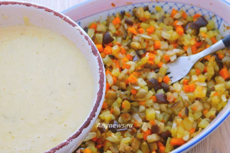 Овощи перемешать и вылить заливку