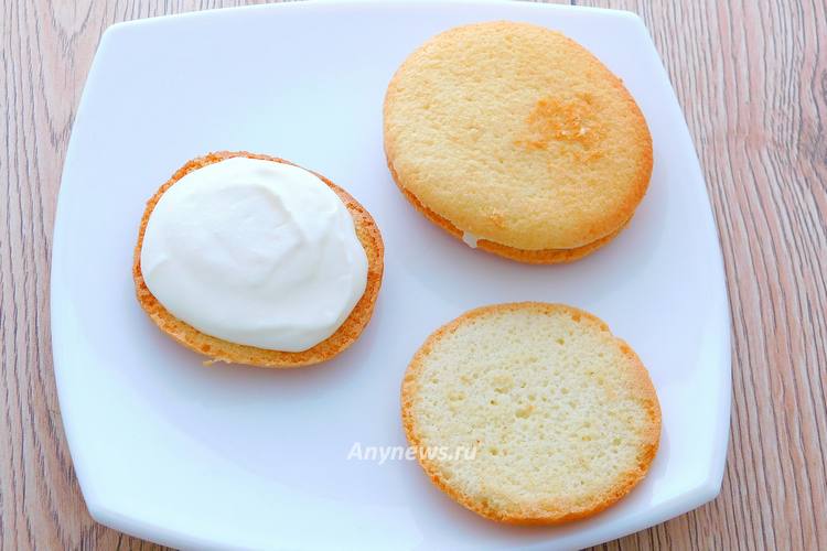 Нанести крем на одно печенье