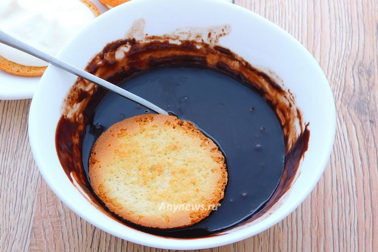 Шоколад растопить на водяной бане, обмакнуть печенье