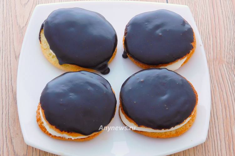 Положить печенье на крем шоколадной стороной вверх