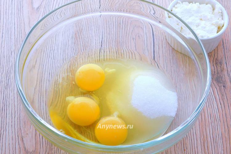 В миску разбить яйца, всыпать сахар